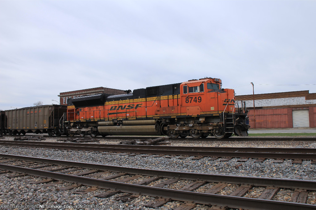 BNSF 8749